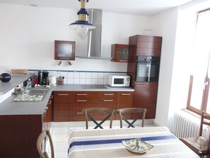 Frigorífico, microondas, horno y lavavajillas