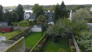 Et boligområde med huse, en lukket have og et vandareal med både.
