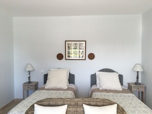 6 bedrooms, iron/ironing board, Internet, bed sheets