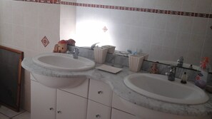 Baignoire, sèche-cheveux, serviettes fournies, savon