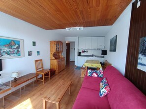 TV - Apartment for 4, near slopes and shops, parking (Montgenèvre)