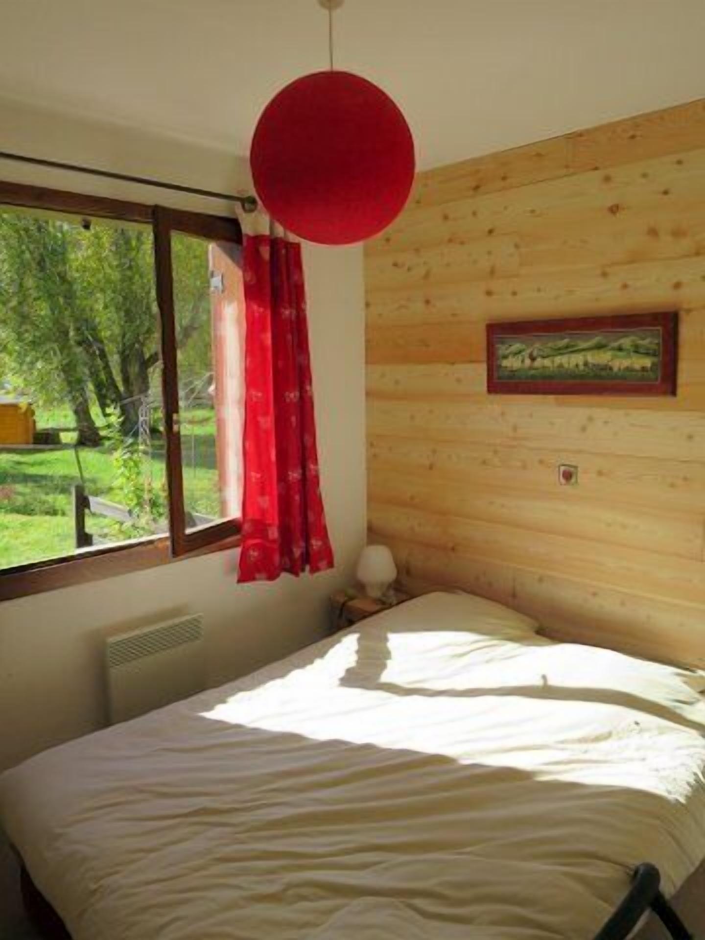 2 slaapkamers, een strijkplank/strijkijzer, rolstoeltoegang