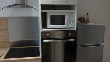 Een koelkast, een microgolfoven, een oven, een kookplaat