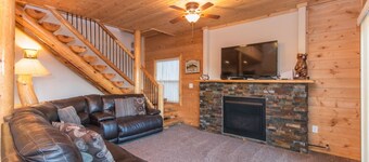 Flott hytte med fantastisk utsikt over innsjøen og fjellene rundt. Når du ikke er i ferd med å utforske