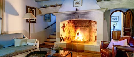 Télévision, cheminée, lecteur de DVD, table de tennis de table