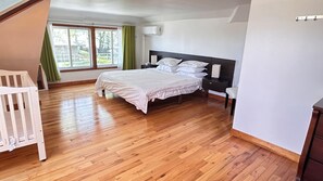 3 bedrooms, iron/ironing board, travel cot, WiFi - Renovated Beach House Close to Everything, Minutes to Boston (Quincy)