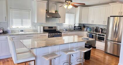 Renovated Beach House Close to Everything, Minutes to Boston