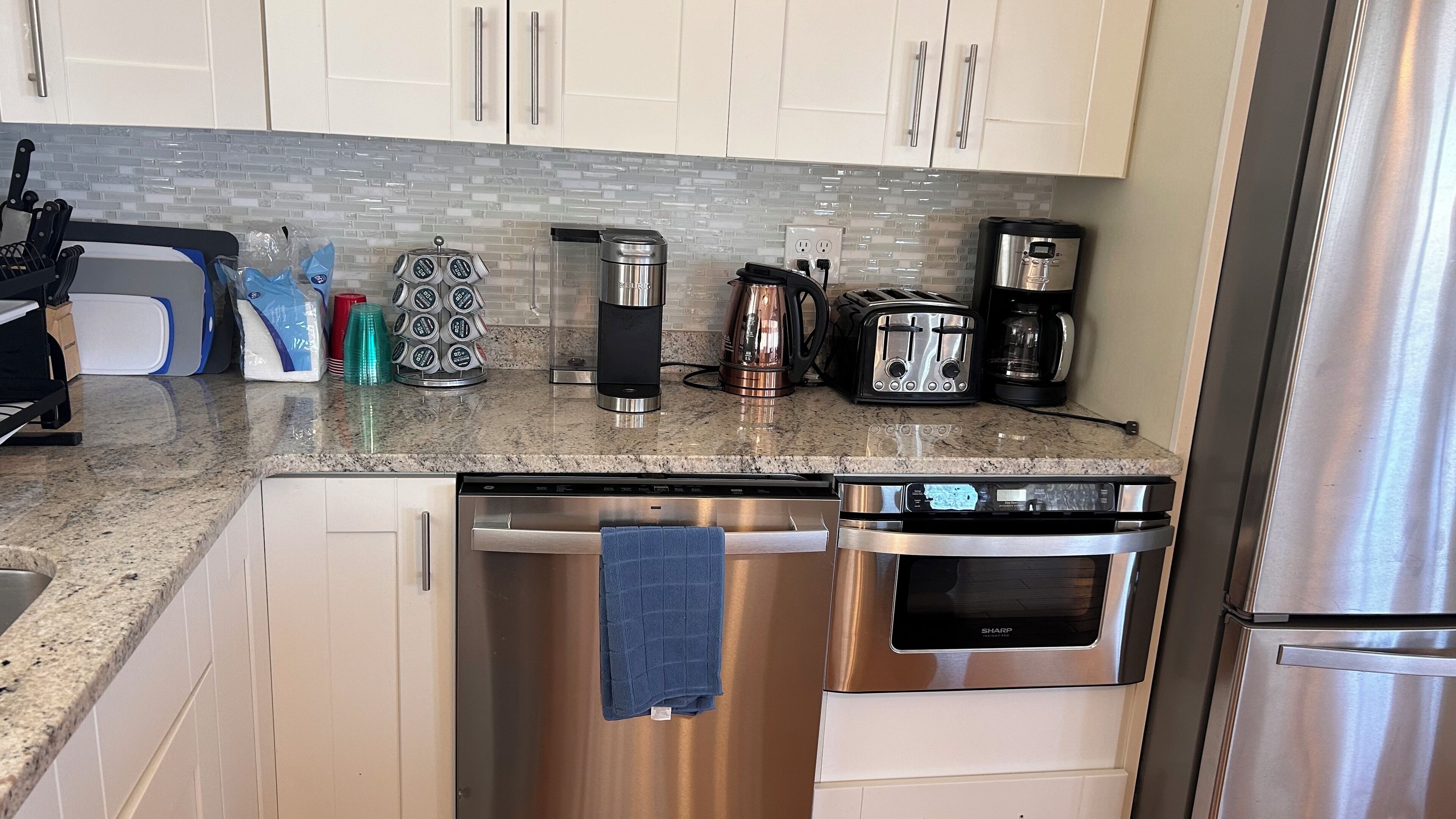 Refrigerador, microondas, horno y parrilla de estufa 