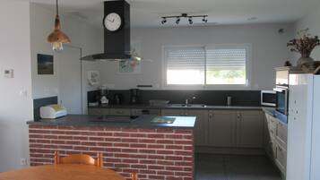 Geladeira, micro-ondas, fogão, cooktop