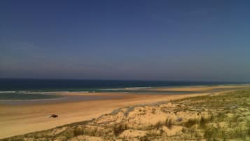 Na praia, espreguiçadeiras