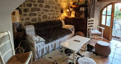 país bonita casa de campo en la aldea de Firminhac en Golinhac