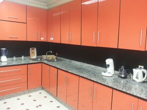 ثلاجة، ميكروويف، فرن، موقد طهي مسطح