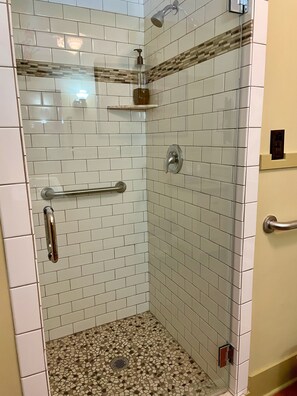 Een douche, een haardroger, handdoeken, zeep