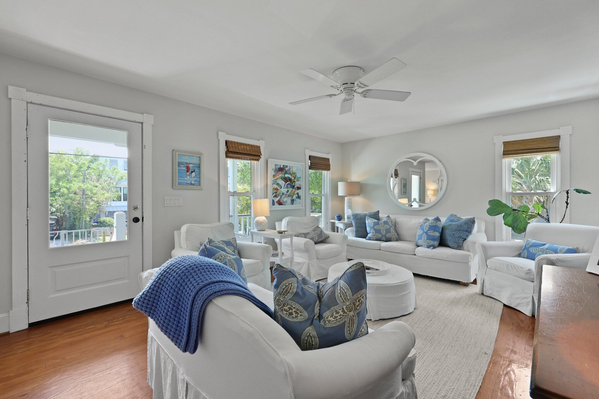 Fernseher, DVD-Player, Tischtennisplatte, Bücher