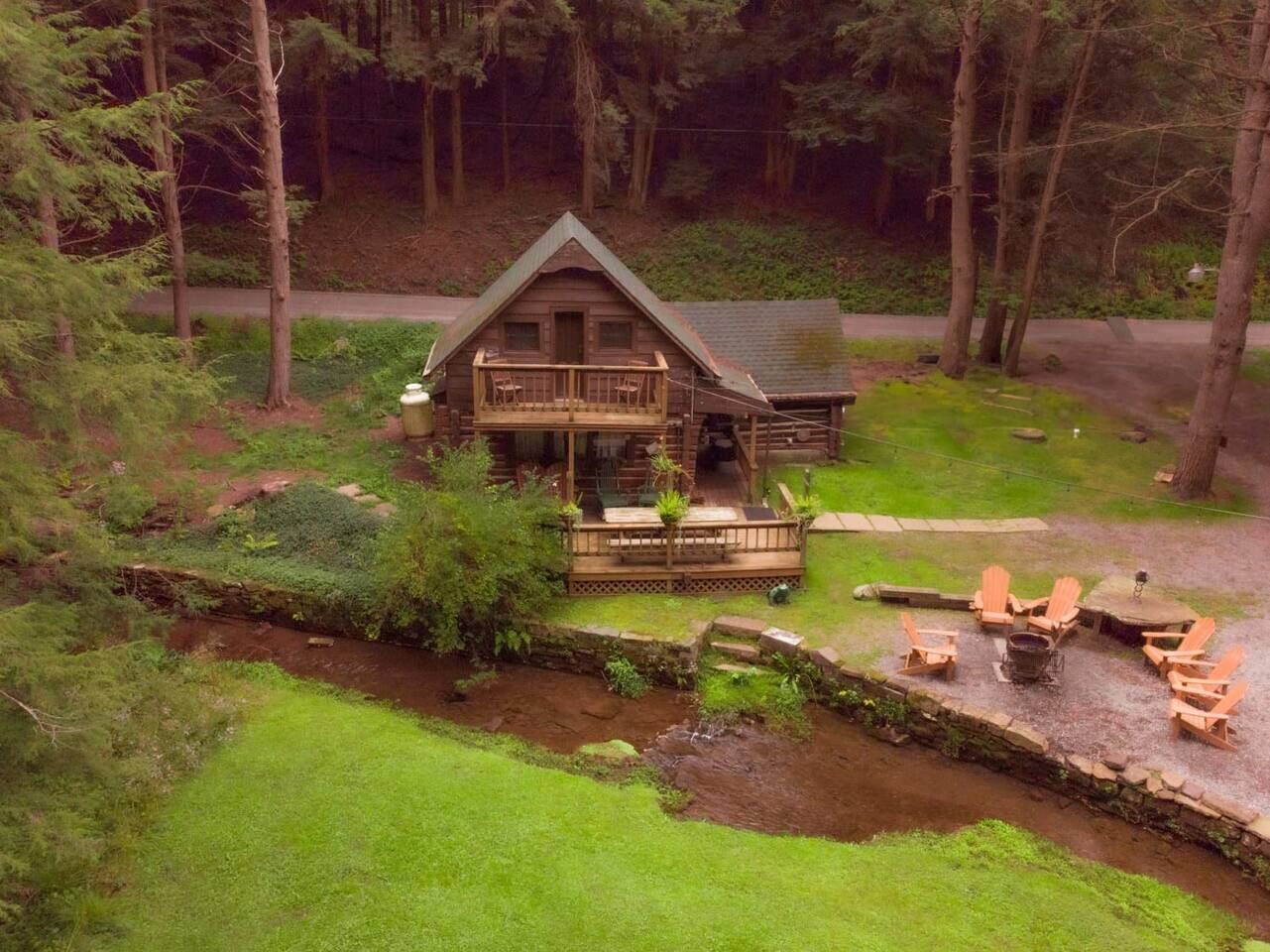 A cabin with a deck and outdoor seating area.