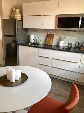 Réfrigérateur, micro-ondes, plaque de cuisson, cafetière/bouilloire