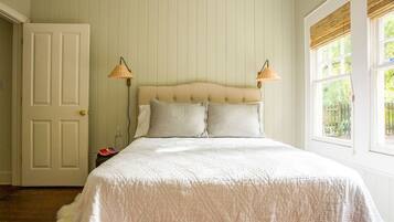 3 bedrooms, iron/ironing board, internet, bed sheets