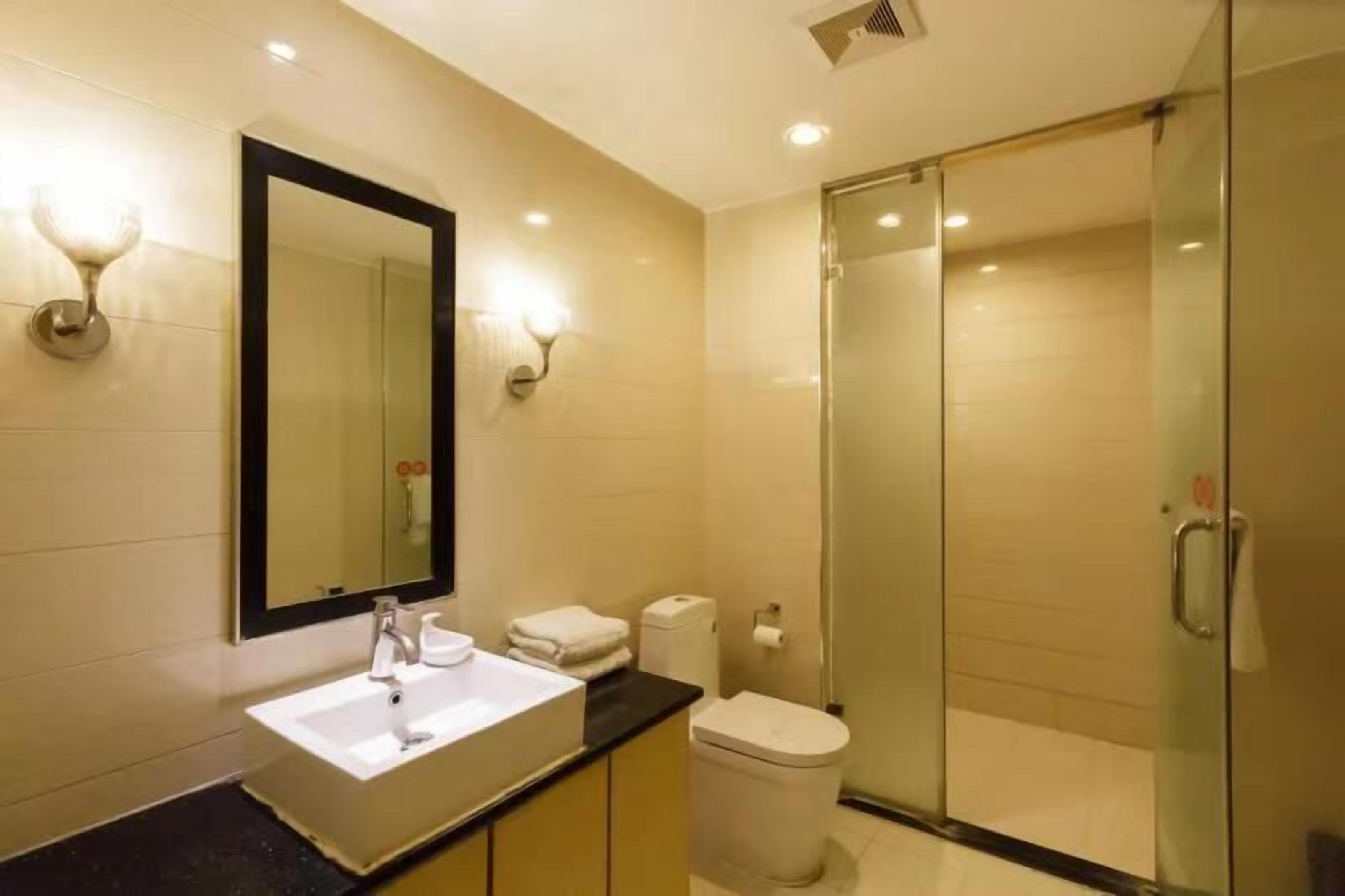Desk, bed sheets, wheelchair access