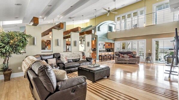 Smart TV, chimenea, futbolito y tenis de mesa 