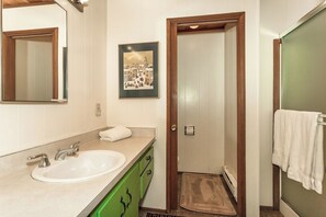 Combined shower/bathtub, hair dryer, towels
