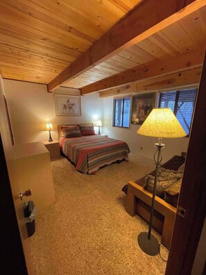 5 bedrooms, iron/ironing board, Internet, bed sheets