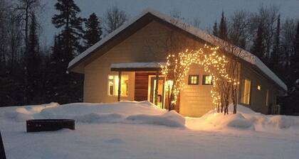 Wildwood Cottage, Duluth, private wooded retreat on the North Shore