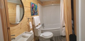 Combined shower/bathtub, hair dryer, towels, shampoo - “Bo” renovated farmhouse, 7 min to Mem. ❤️1 pet free 2nd pet considered for fee  (Mound City)
