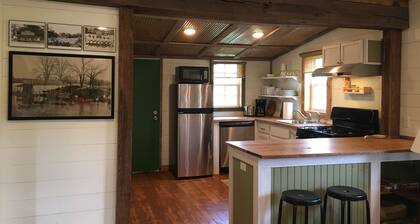 “Bo” renovated farmhouse, 7 min to Mem. ❤️1 pet free 2nd pet considered for fee