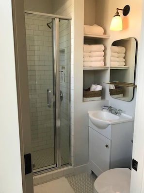 Een douche, een haardroger, handdoeken