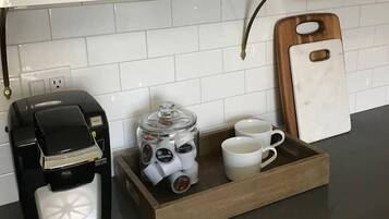 Refrigerador, microondas, parrilla de estufa y cafetera y tetera