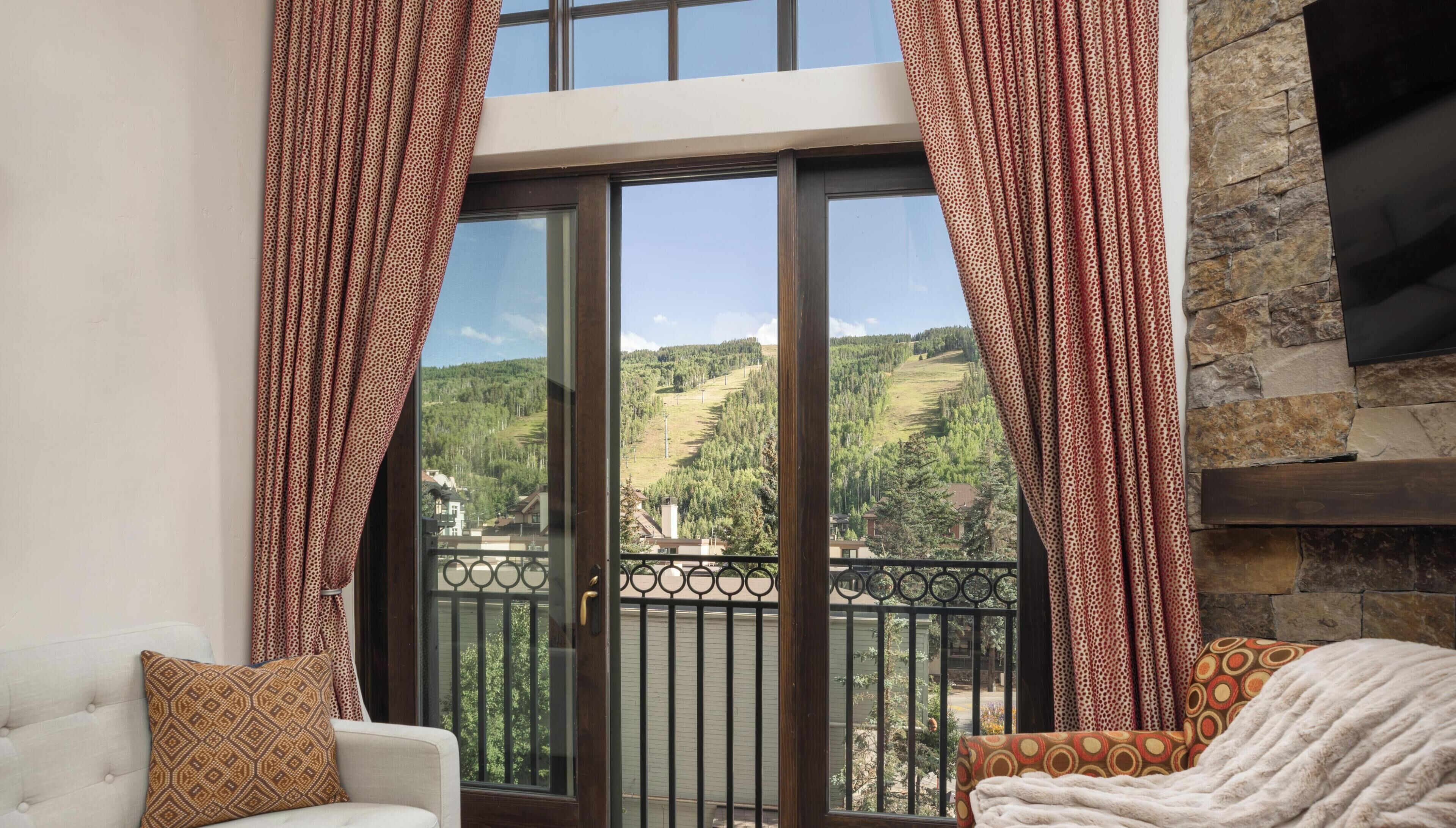 Flat-screen TV, fireplace