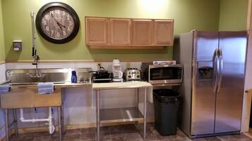 Full-sized fridge, microwave, coffee/tea maker, toaster