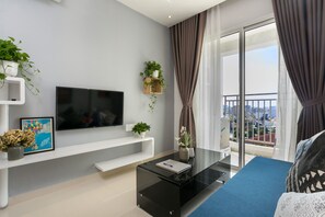 Télévision, cheminée, livres