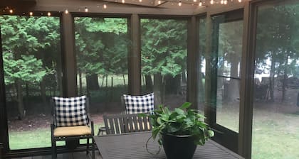 Hermosa Clark Lake Cottage en el condado de Door
