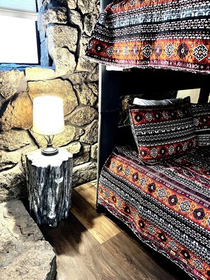 5 chambres, bureau, fer et planche à repasser, lit parapluie