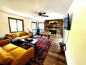 TV connectée, cheminée, jeux vidéo, baby-foot