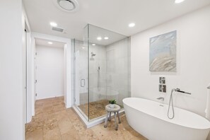 Combined shower/bathtub, hair dryer, towels - Gulf View Condo, Beach Front Pool and Access - Viridian 203 Above Surfing Deer (Santa Rosa Beach)