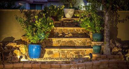 Hiljainen lounais tyyli iso takapiha ja uima-allas