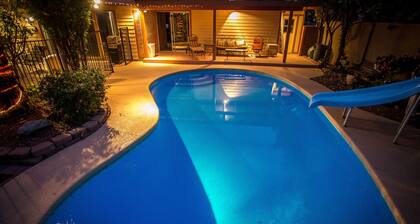 Hiljainen lounais tyyli iso takapiha ja uima-allas