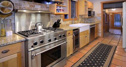 Parkside Retreat / Perfection only 1.5 blocks to Shuttle W/Hot Tub & Fireplace