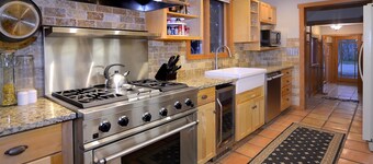 Parkside Retreat / Perfection only 1.5 blocks to Shuttle W/Hot Tub & Fireplace