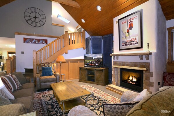 Fernseher, Kamin, DVD-Player