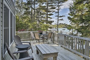 Outdoor dining - Enjoy the quiet, the calm, the sunset and the deck! (Cushing)