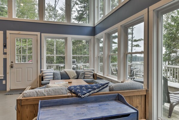 Smart TV, reproductor de DVD, libros y videoteca