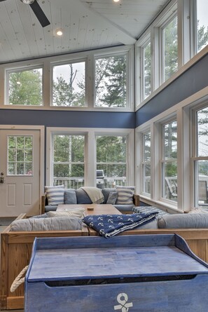Smart TV, DVD player, books, video library - Enjoy the quiet, the calm, the sunset and the deck! (Cushing)
