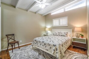 2 chambres, fer et planche à repasser, Wi-Fi, draps fournis