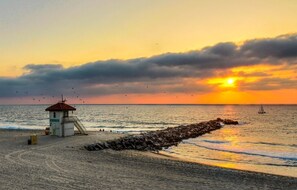 On the beach - #C Updated 2 bed, 1 block to Beach, Esplanade, Riviera Village shopping! (Redondo Beach)