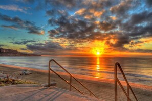 On the beach - #C Updated 2 bed, 1 block to Beach, Esplanade, Riviera Village shopping! (Redondo Beach)