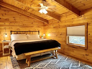 1 slaapkamer, een bureau, een strijkplank/strijkijzer, reisbedje