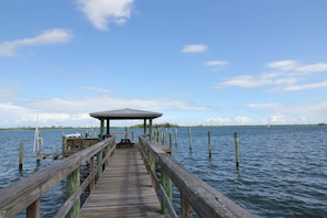 Beach nearby - Indian River lagoon Fishing Cottage 2 miles from the Atlantic Ocean w/250 dock (Fort Pierce)